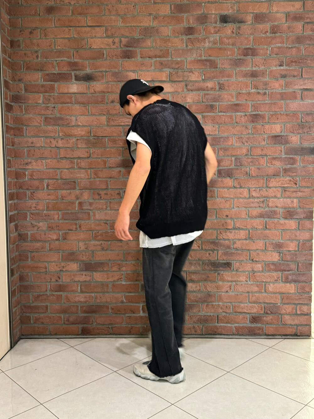 ブラック系のデニムパンツを着用したメンズの夏コーディネートの2枚目の写真