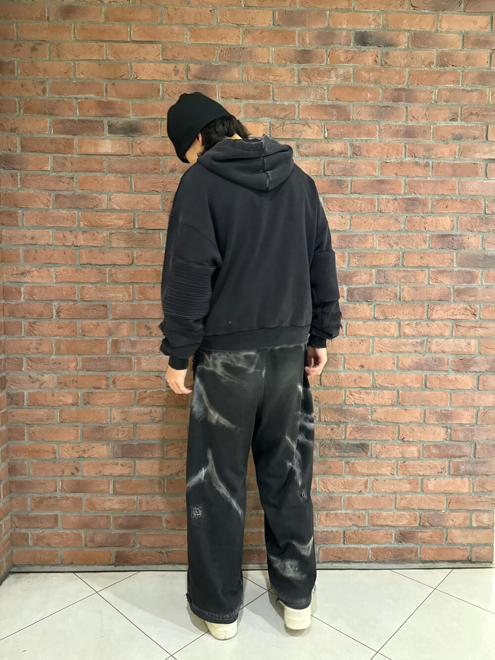 グレー系のパーカーを着用したメンズの冬コーディネートの2枚目の写真