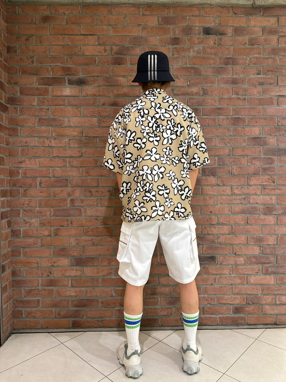 ホワイト系のその他パンツを着用したメンズの夏コーディネートの2枚目の写真