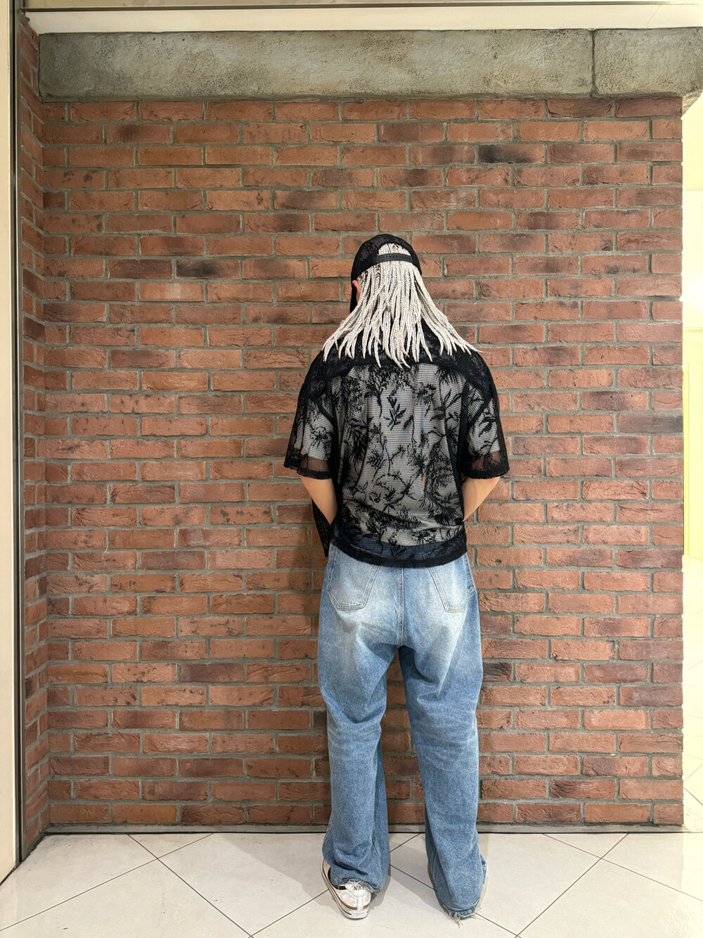 ブラック系のシャツ/ブラウス、その他のデニムパンツを着用したメンズの夏コーディネートの2枚目の写真