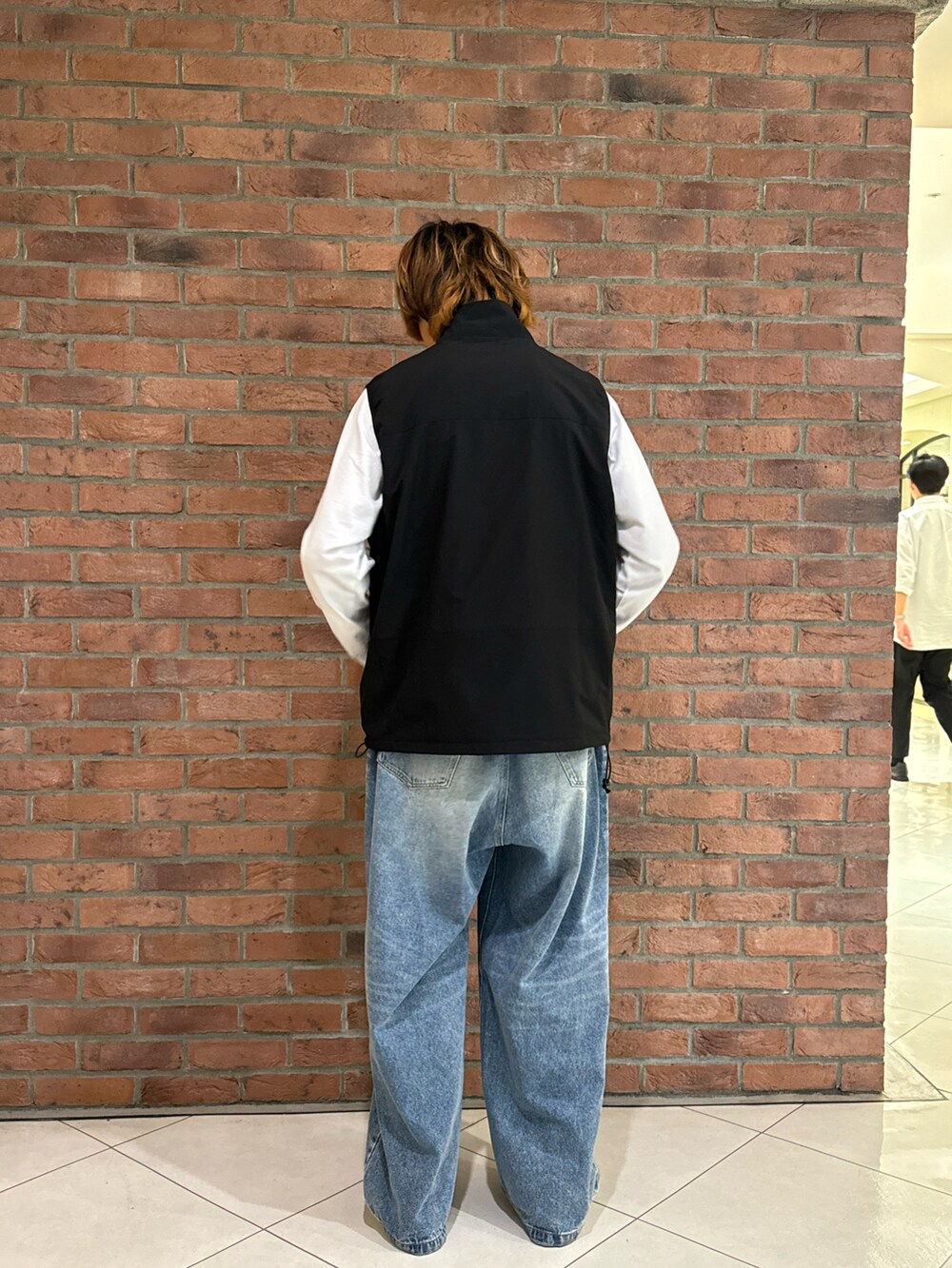 その他のデニムパンツ、ブラック系のその他アウターを着用したメンズの春コーディネートの2枚目の写真