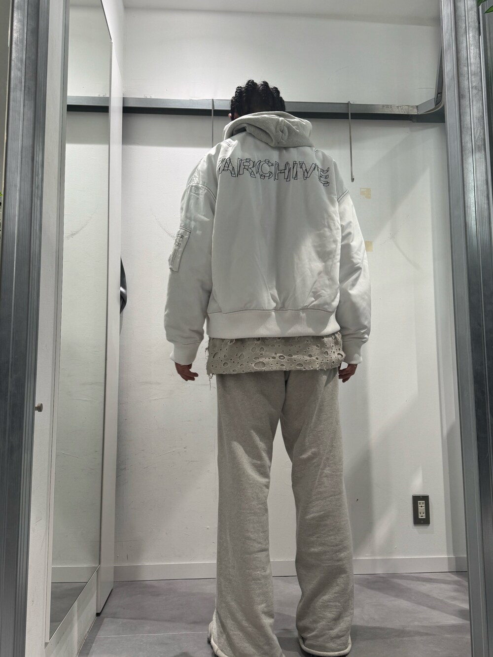 ホワイト系のMA-1を着用したメンズの冬コーディネートの2枚目の写真