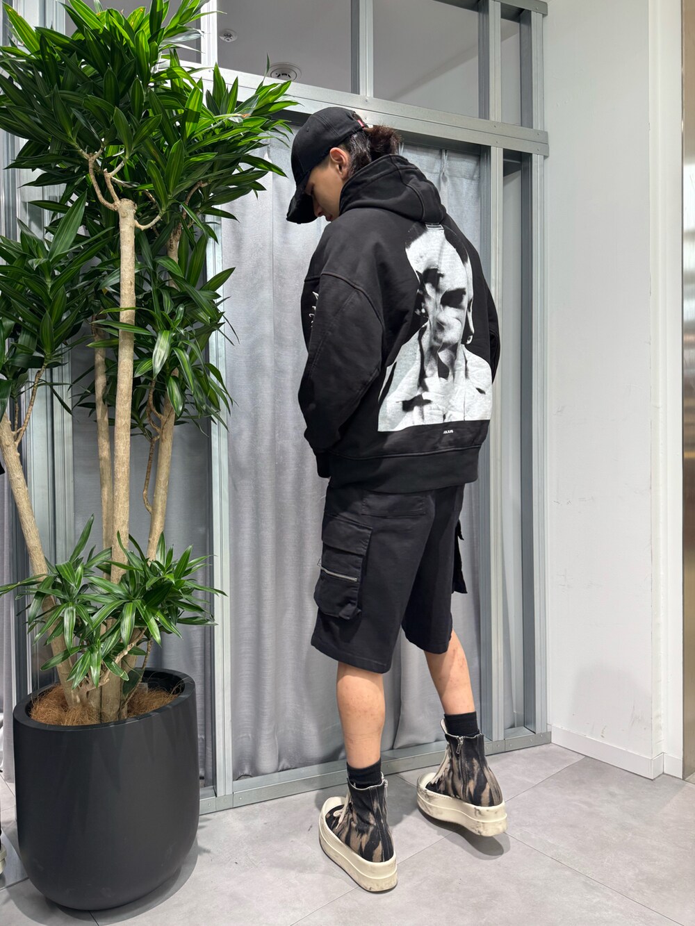 ブラック系のカーゴパンツ、ブラック系のシューズを着用したメンズの春コーディネートの2枚目の写真