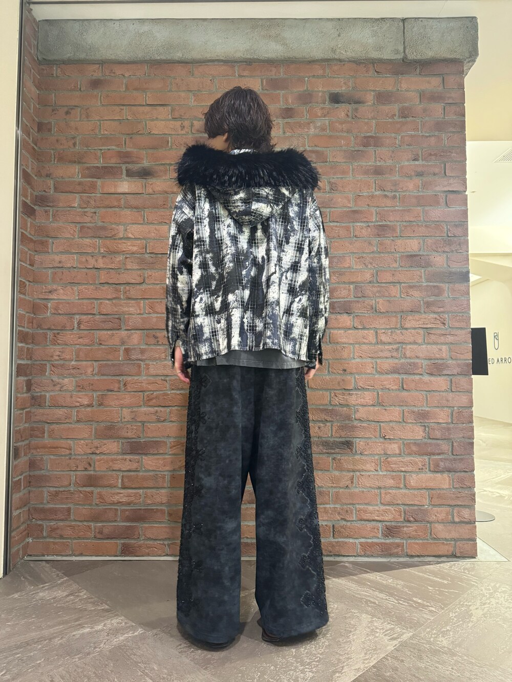 ブラック系のTシャツ/カットソー、ブラック系のシャツ/ブラウス、ブラック系のスウェットパンツを着用したメンズの秋コーディネートの3枚目の写真