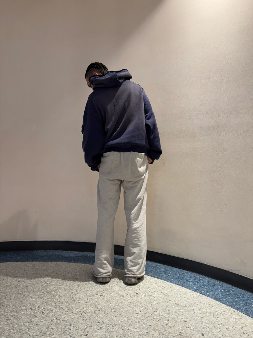 ブルー系のパーカーを着用したメンズの春コーディネートの2枚目の写真