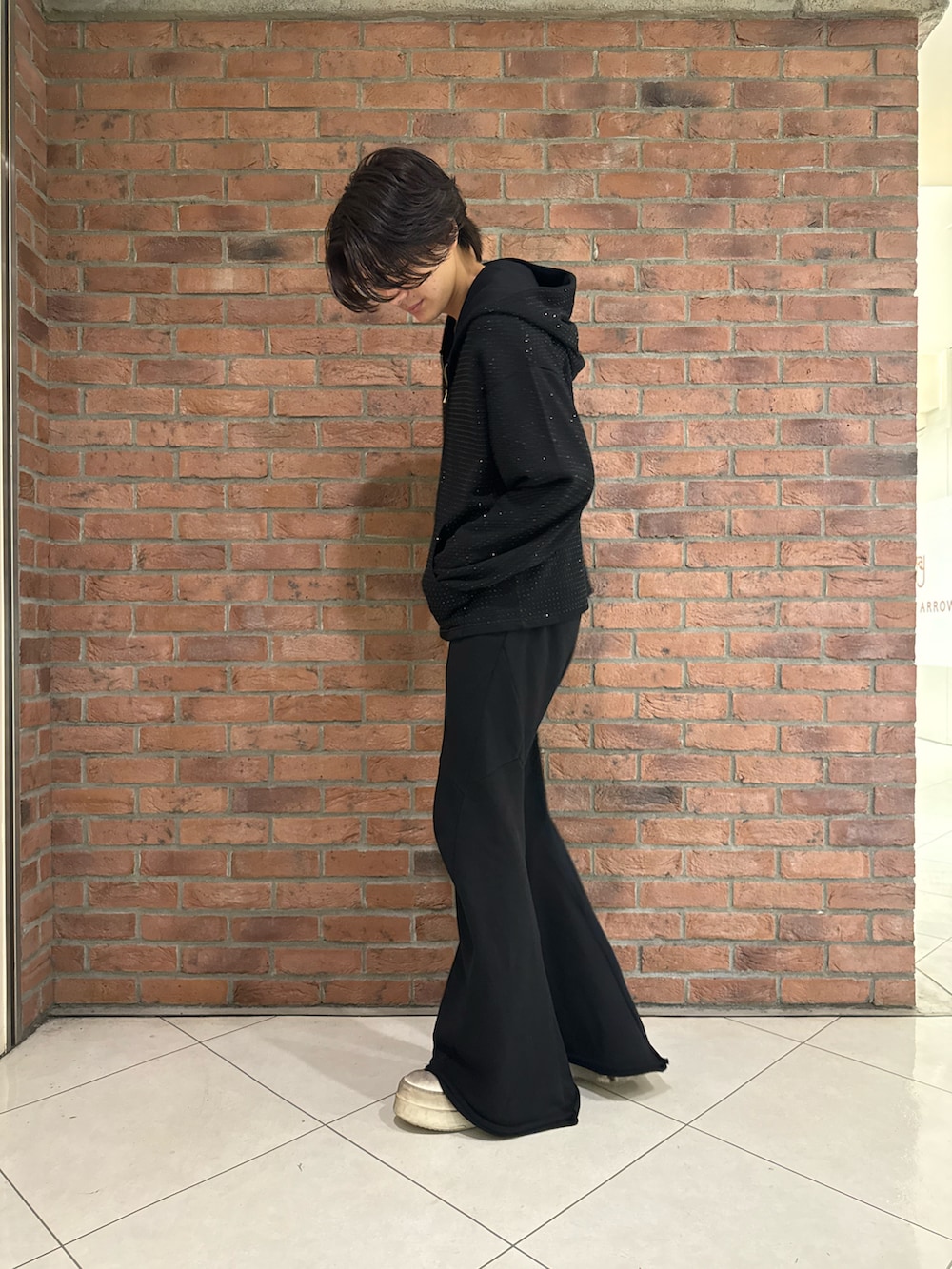 ブラック系のパーカーを着用したメンズの冬コーディネートの2枚目の写真