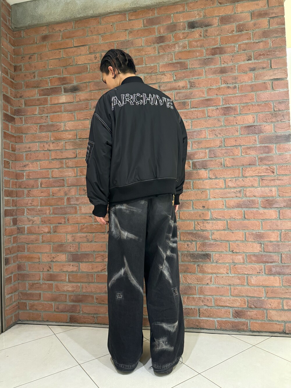 ブラック系のMA-1を着用したメンズの冬コーディネートの2枚目の写真