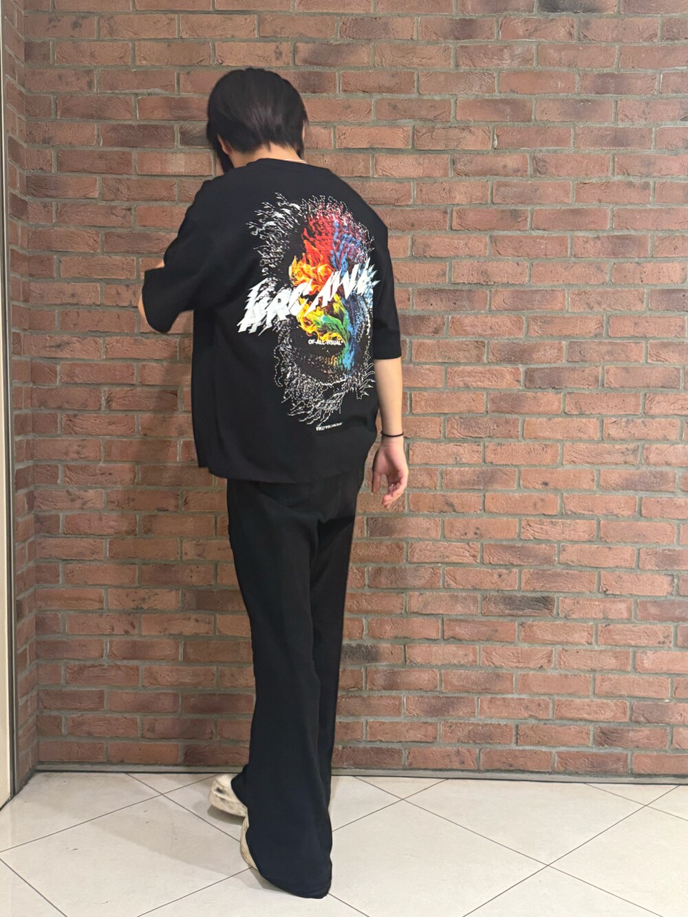 ブラック系のTシャツ/カットソーを着用したメンズの夏コーディネートの2枚目の写真