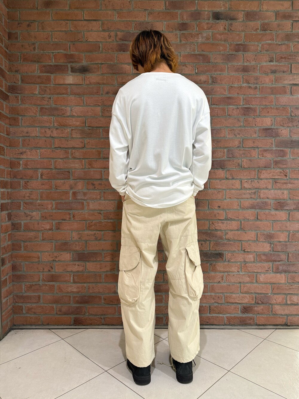 ホワイト系のTシャツ/カットソーを着用したメンズの春コーディネートの2枚目の写真