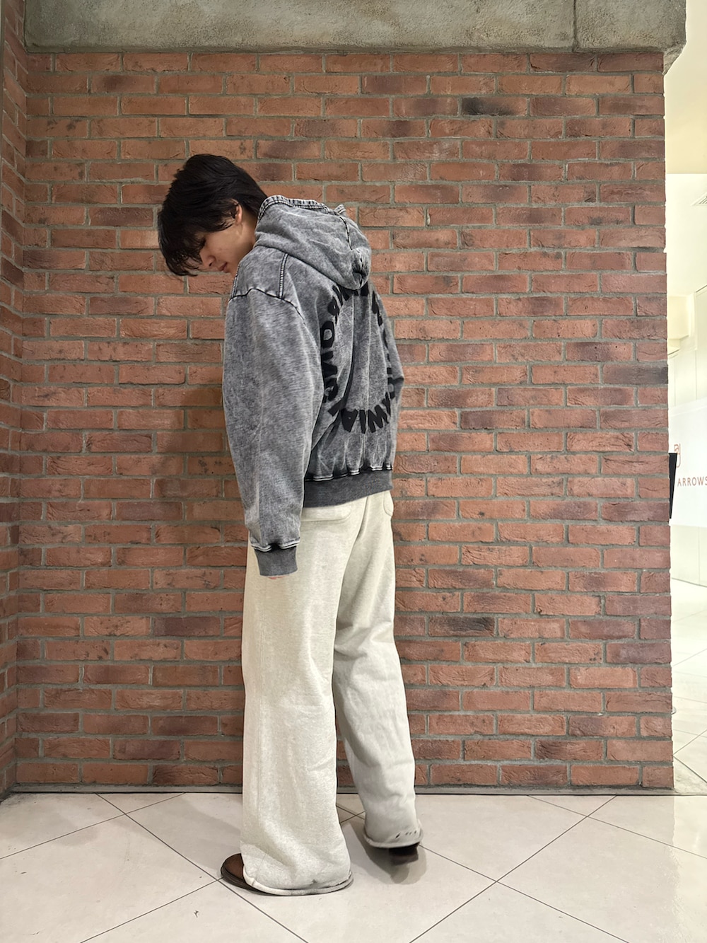 ブラック系のパーカーを着用したメンズの冬コーディネートの2枚目の写真