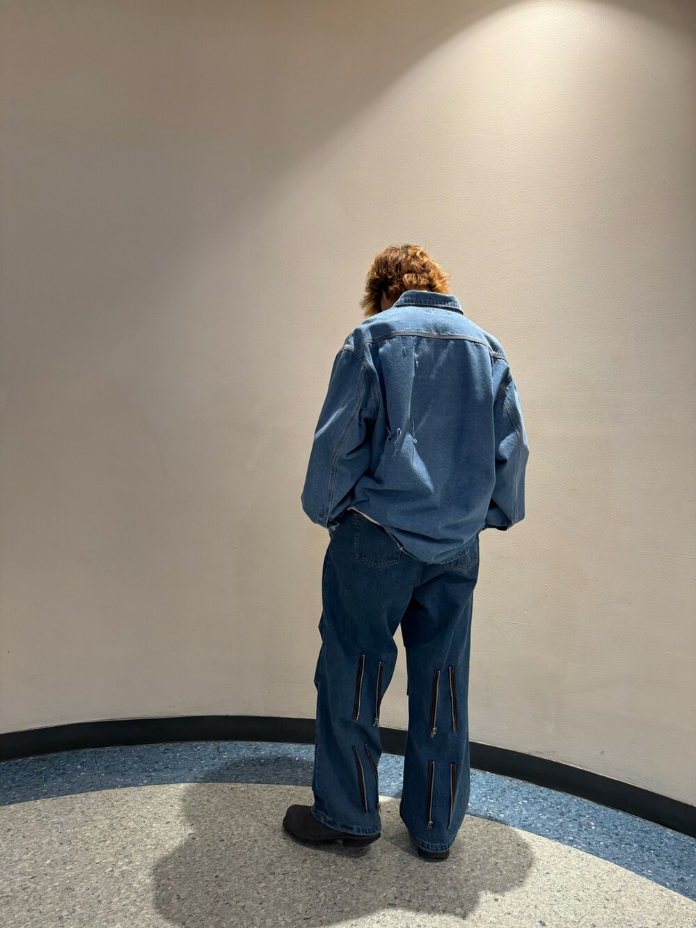 ブルー系のデニムパンツ、ホワイト系のTシャツ/カットソー、ブルー系のジャケット/アウターを着用したメンズの春コーディネートの2枚目の写真