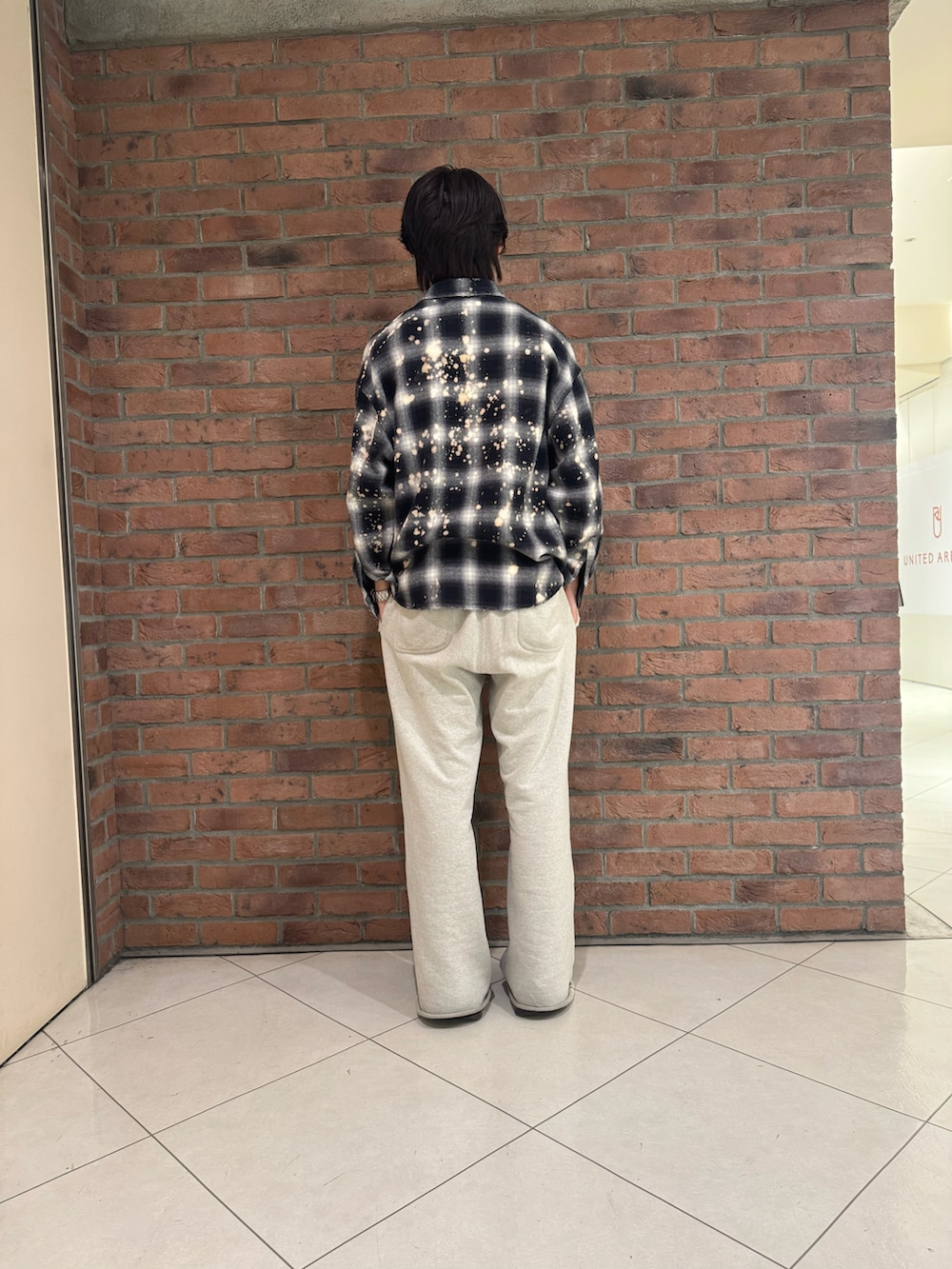 ブラック系のシャツ/ブラウスを着用したメンズの冬コーディネートの2枚目の写真