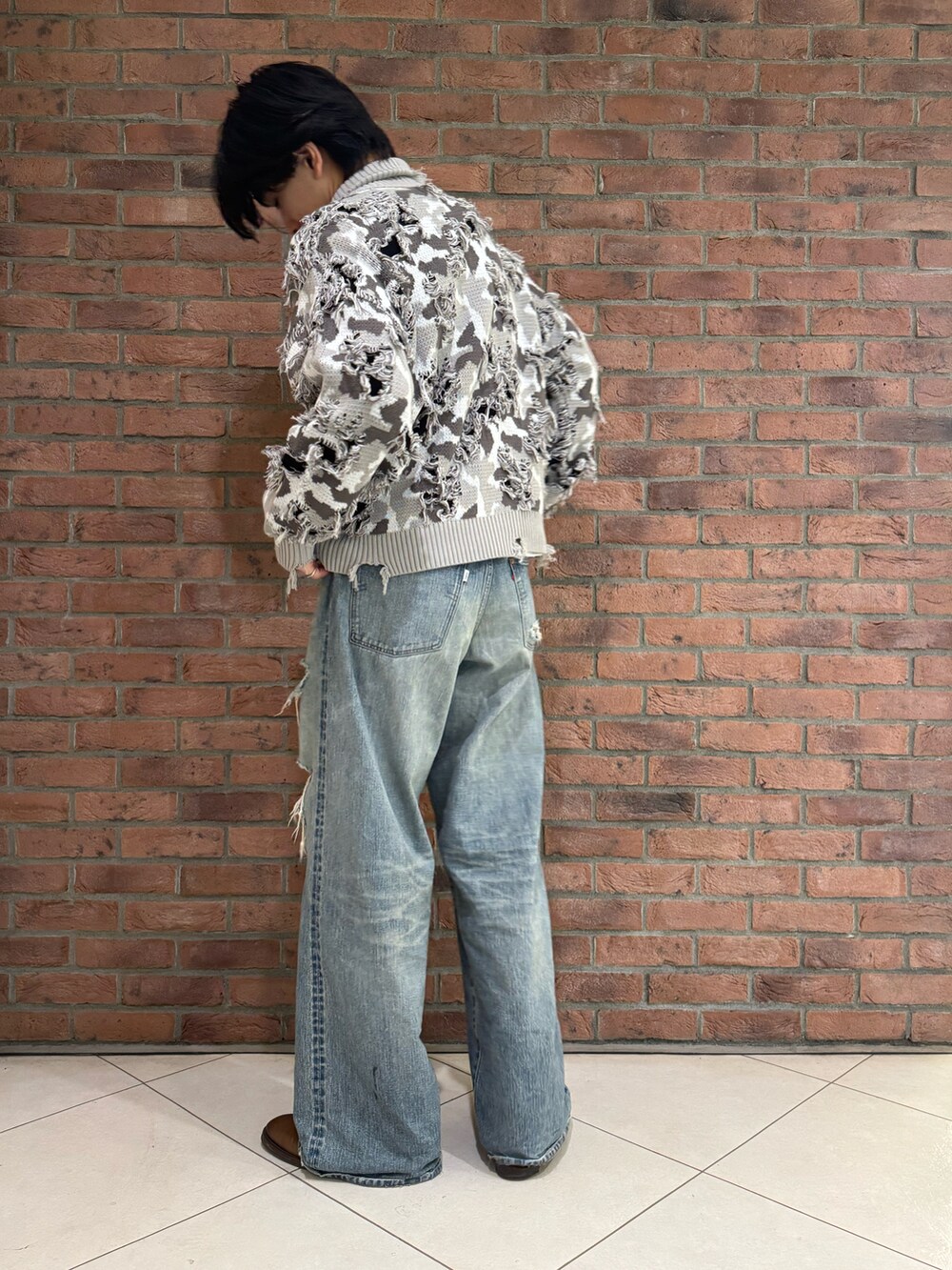 グレー系のニット/セーターを着用したメンズの秋コーディネートの2枚目の写真