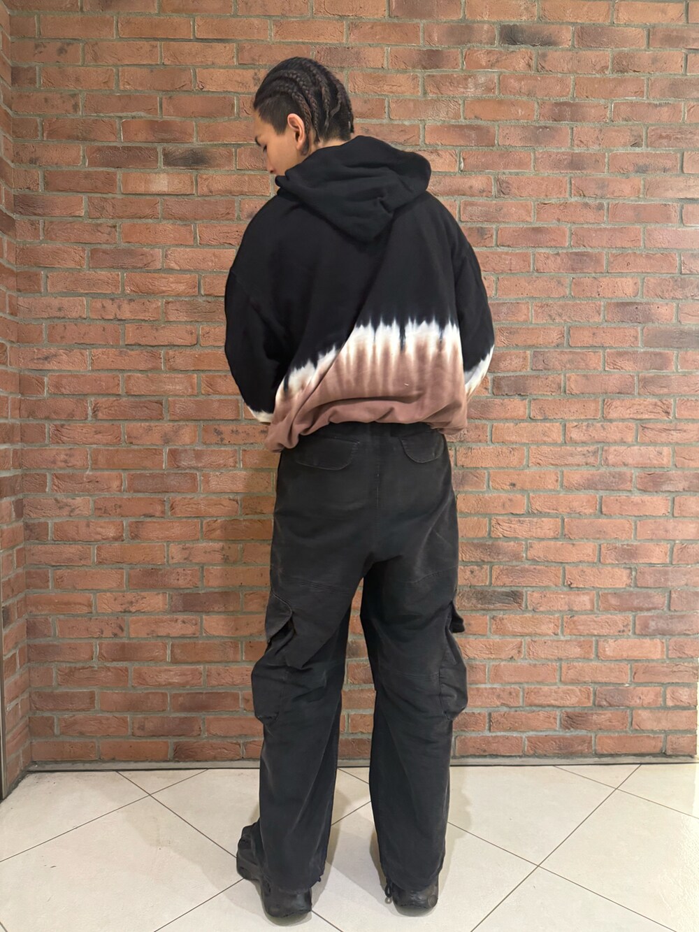 ブラック系のパーカーを着用したメンズの冬コーディネートの2枚目の写真