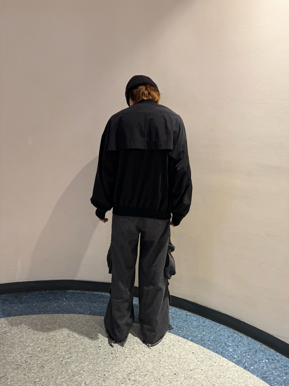 ブラック系のMA-1を着用したメンズの春コーディネートの2枚目の写真