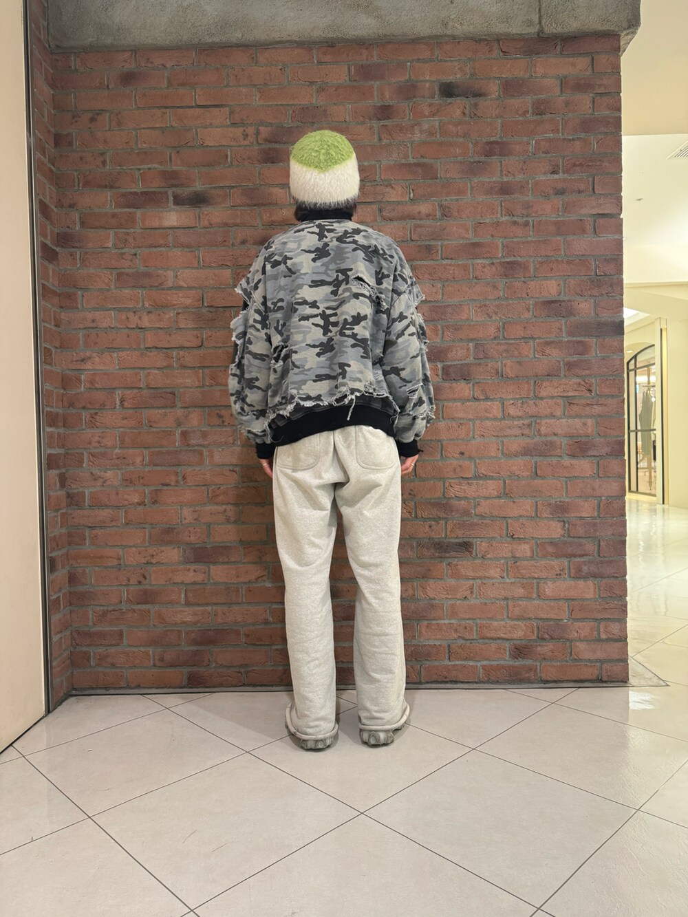 「ジャケット、春色、メンズファッション、カジュアルスタイル、休日コーデ」｜「DANKE SCHONのDankeSchon/ダンケシェーン/LAYER RIPSTOP CAMO&DENIM MA-1（MA-1、グレー系）」を使った、しんさん（メンズ・182cm）の春コーディネートの2枚目の写真