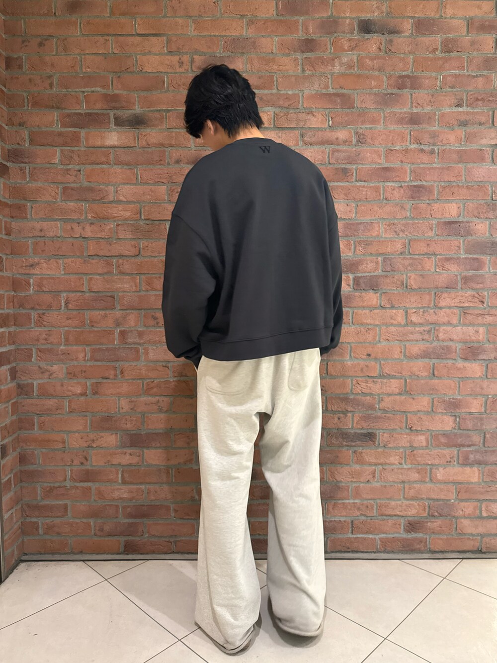 ブラック系のスウェットを着用したメンズの秋コーディネートの2枚目の写真