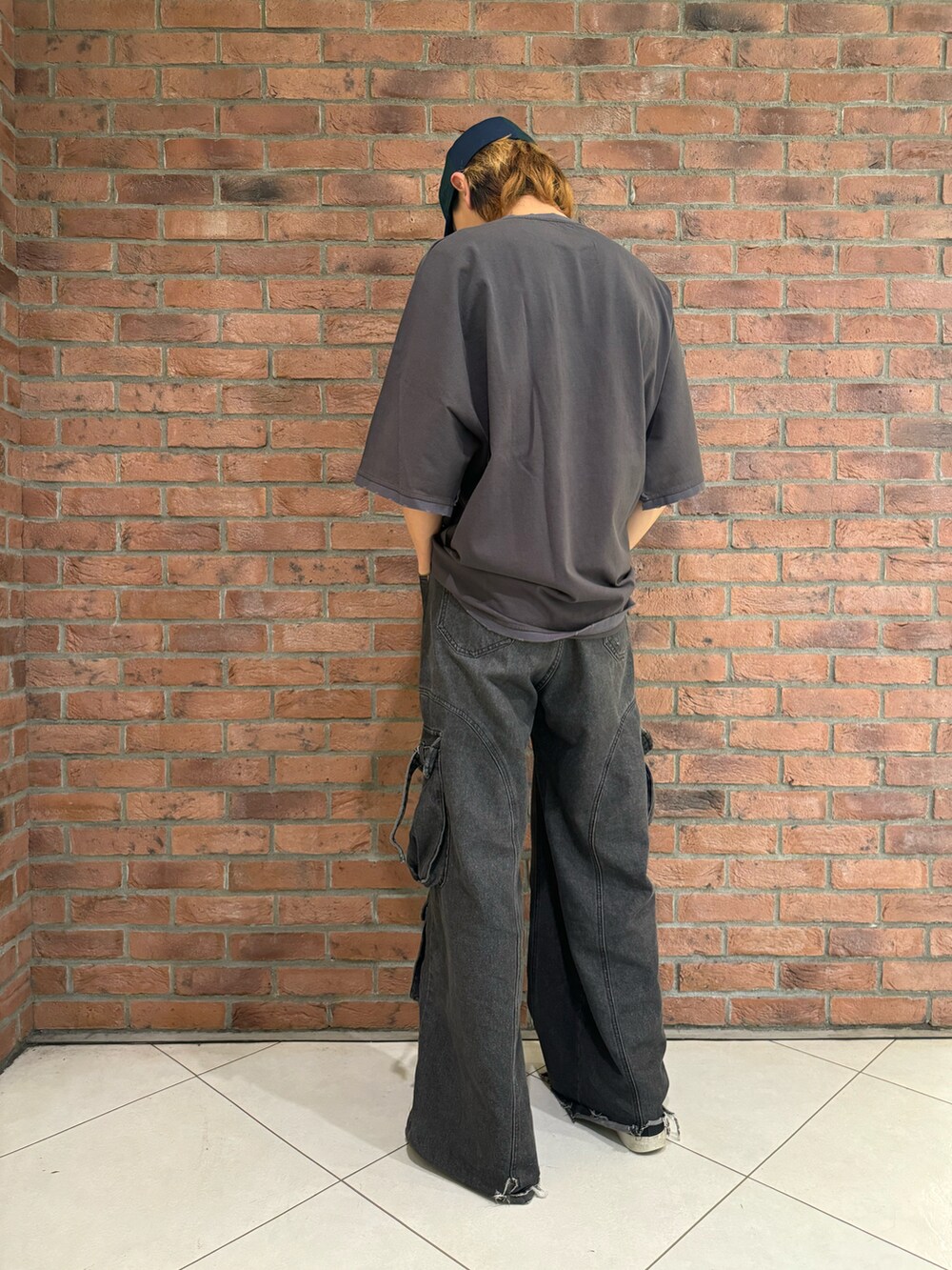 グレー系のTシャツ/カットソーを着用したメンズの春コーディネートの2枚目の写真