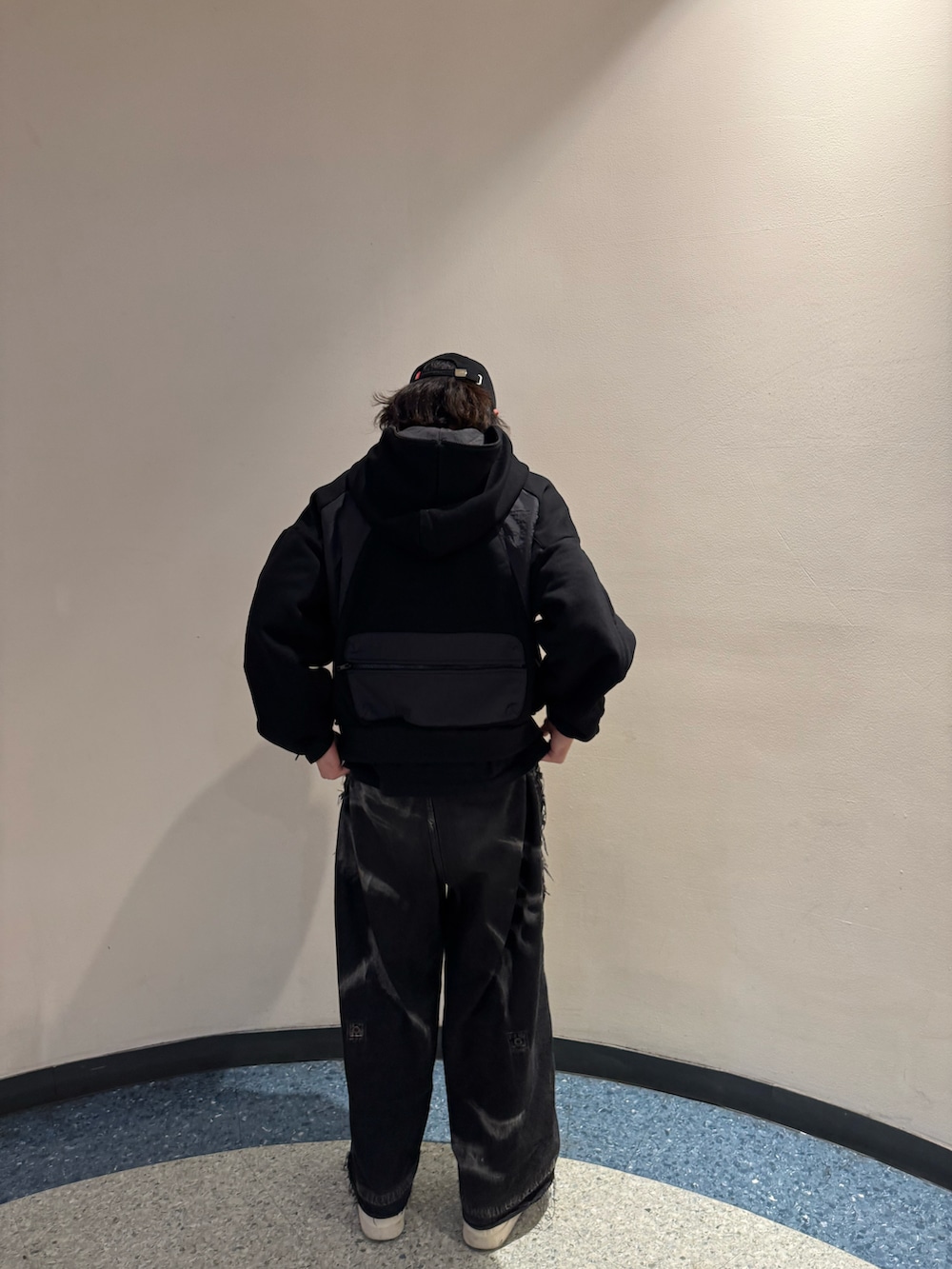 ブラック系のパーカー、ブラック系のスニーカーを着用したメンズの冬コーディネートの2枚目の写真