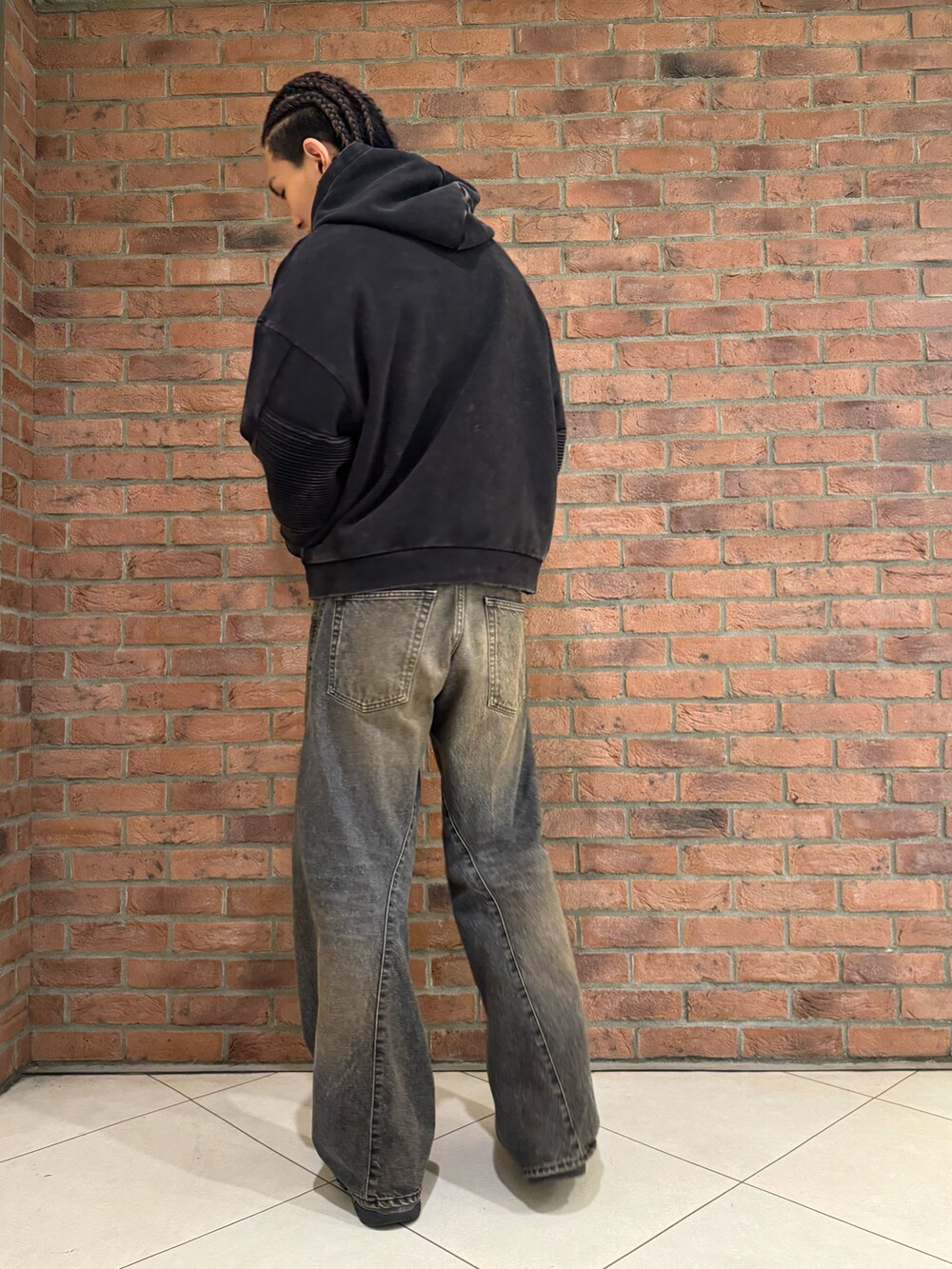 グレー系のパーカーを着用したメンズの冬コーディネートの2枚目の写真