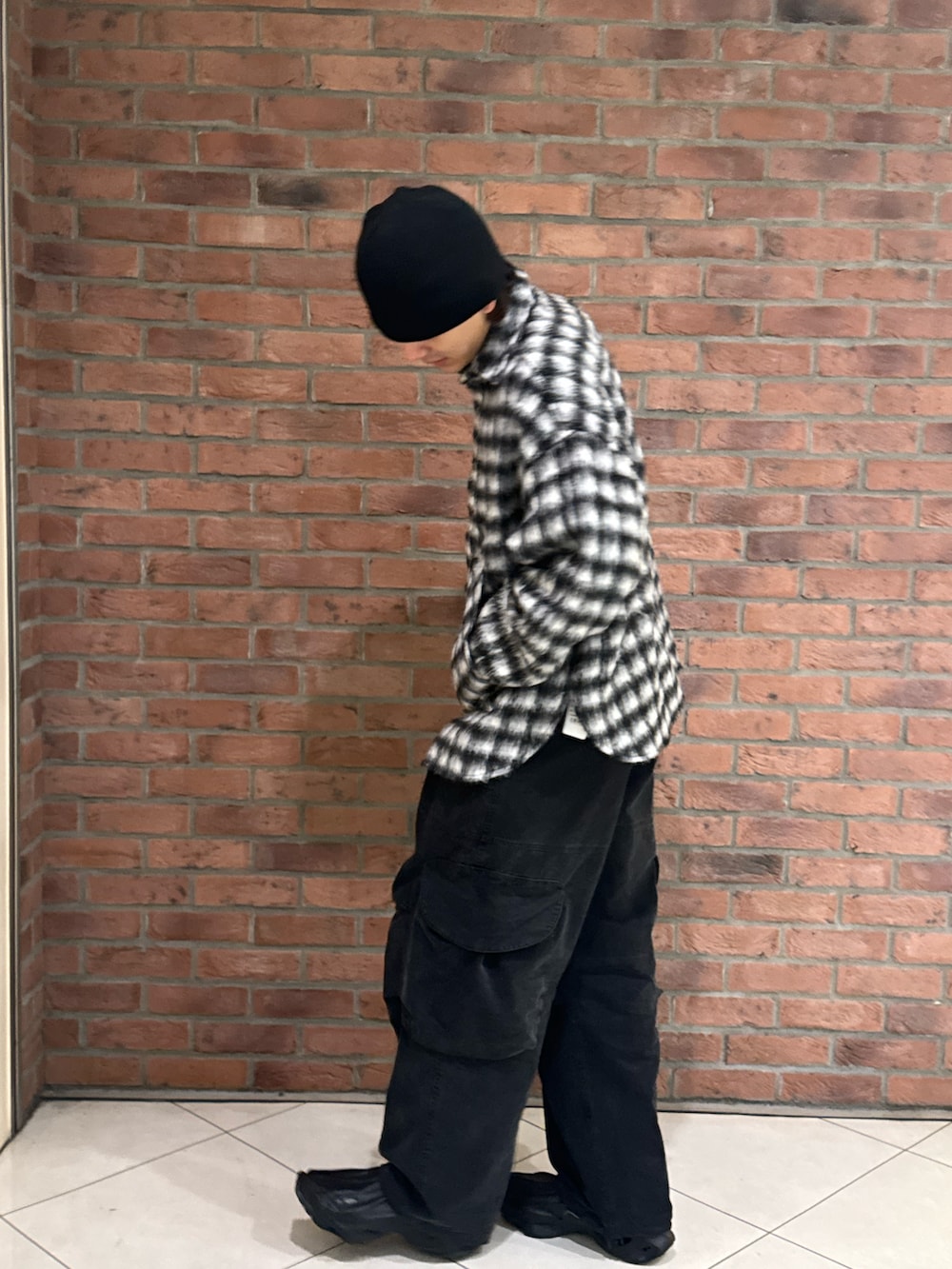 ブラック系のシャツ/ブラウス、ブラック系のカーゴパンツを着用したメンズの秋コーディネートの2枚目の写真