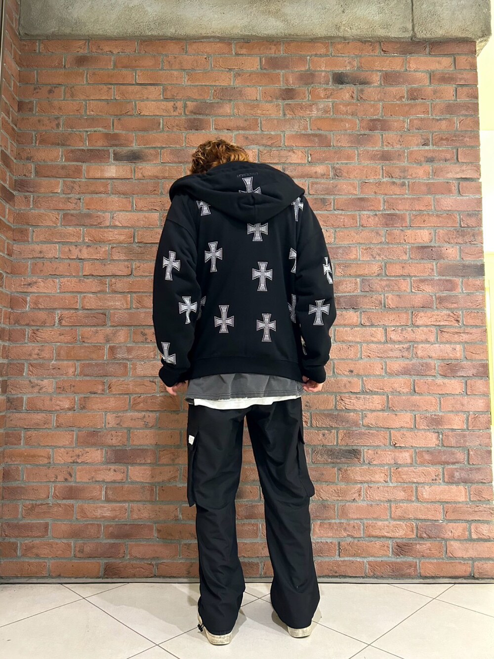 グレー系のTシャツ/カットソーを着用したメンズの春コーディネートの2枚目の写真