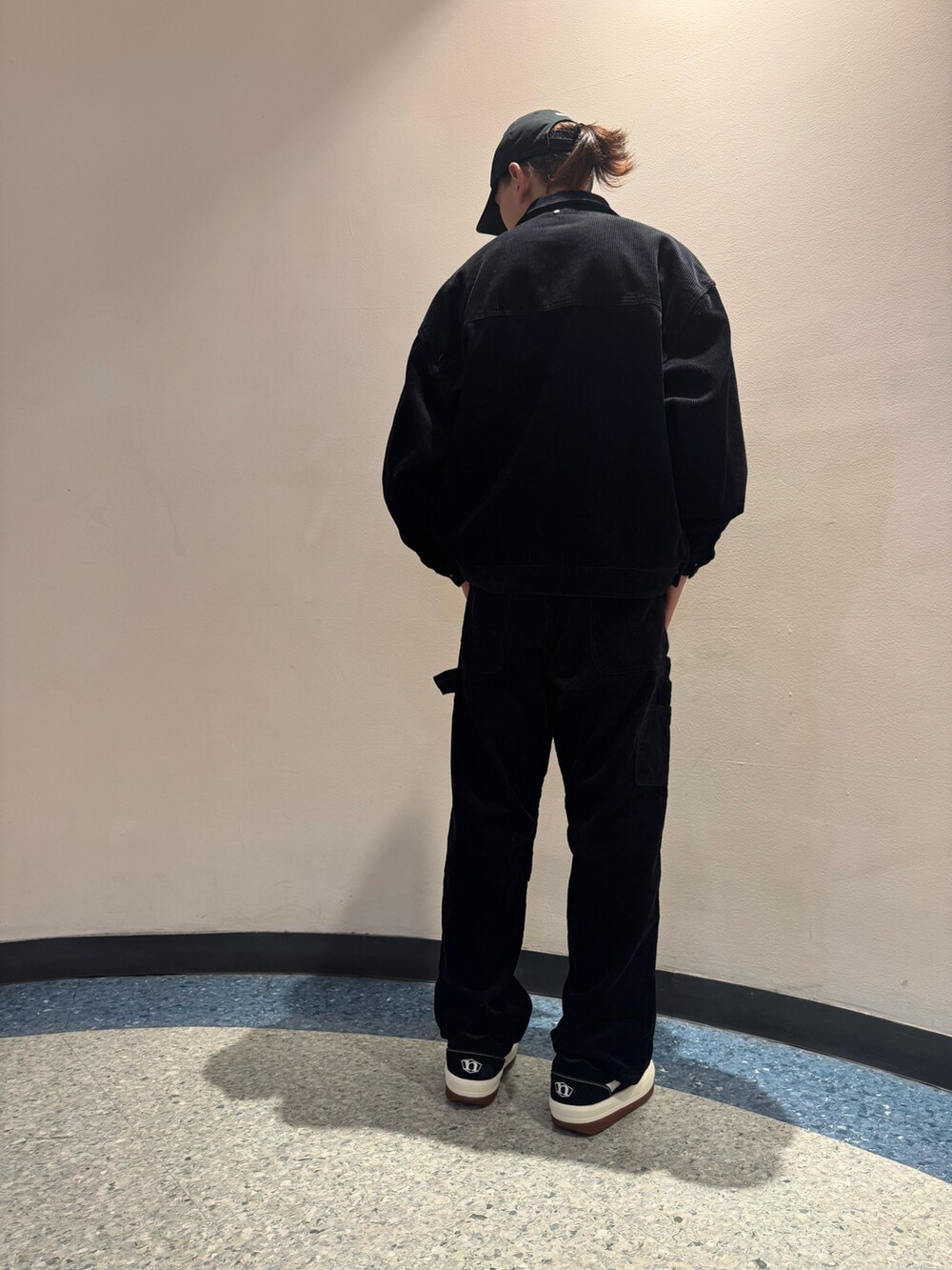 ブラック系のカバーオール、ブラック系のその他パンツを着用したメンズの秋コーディネートの2枚目の写真