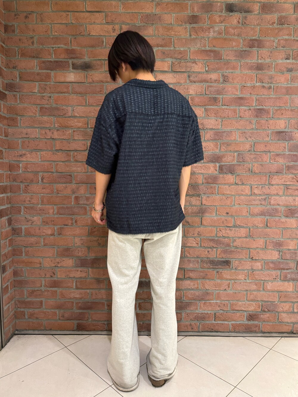 グレー系のシャツ/ブラウスを着用したメンズの夏コーディネートの2枚目の写真