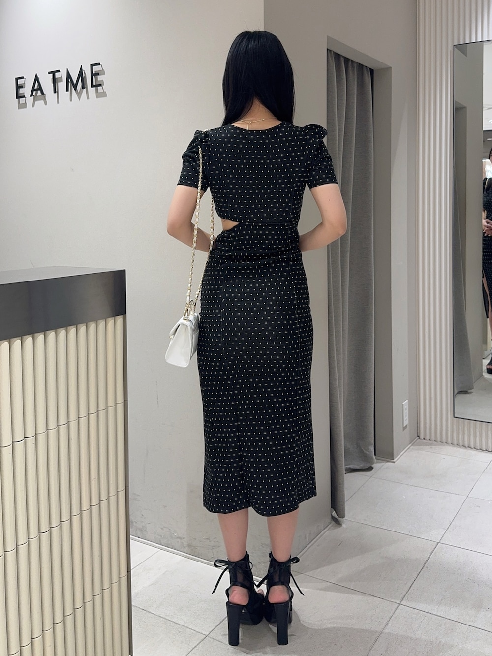 その他のワンピース、ホワイト系のハンドバッグ、ブラック系のサンダルを着用したレディースの春コーディネートの3枚目の写真