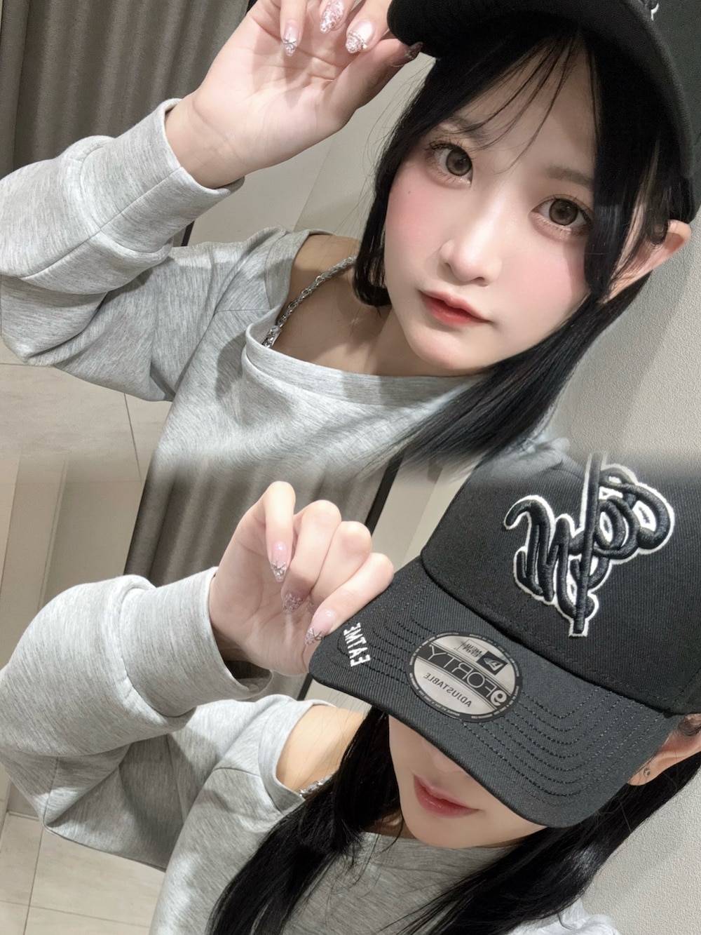 グレー系のその他パンツ、グレー系のスウェット、ホワイト系のブーツを着用したレディースの冬コーディネートの6枚目の写真