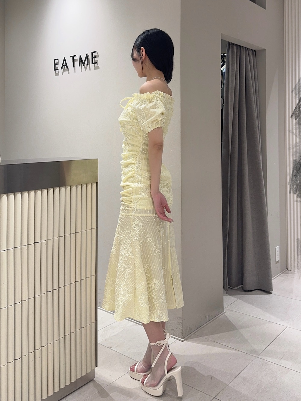「夏コーデ、デートコーデ、ワンピース、大人ガーリーコーデ、高身長コーデ、骨格ウェーブ、EATME」｜「EATMEのオフショルシャーリングワンピース（ワンピース、イエロー系）」を使った、奏さん（骨格ウェーブ・レディース・169cm）の夏コーディネートの2枚目の写真