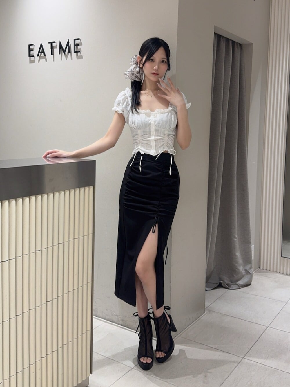 ブラック系のサンダル、ホワイト系のシャツ/ブラウス、ブラック系のスカートを着用したレディースの夏コーディネートの5枚目の写真