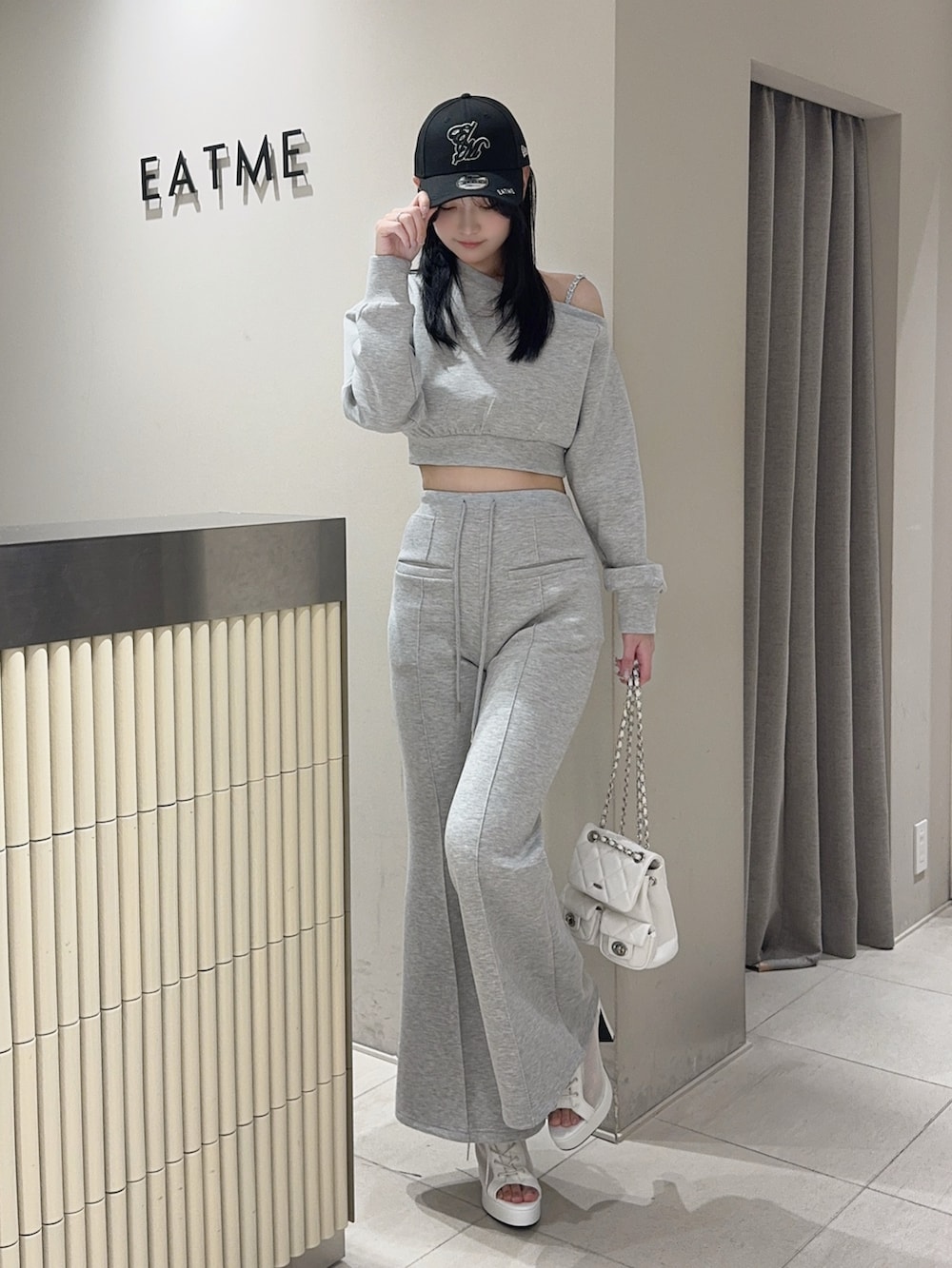 グレー系のその他パンツ、グレー系のスウェット、ホワイト系のブーツを着用したレディースの冬コーディネートの2枚目の写真