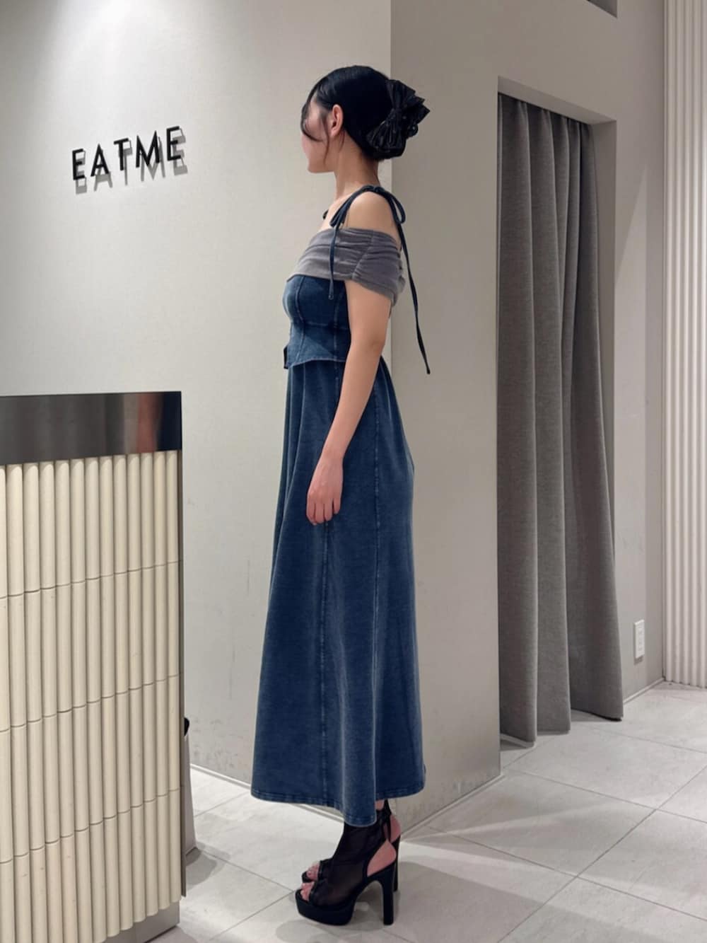 ブラック系のサンダル、ブルー系のワンピース、ブラック系のバレッタ/ヘアクリップを着用したレディースの秋コーディネートの2枚目の写真