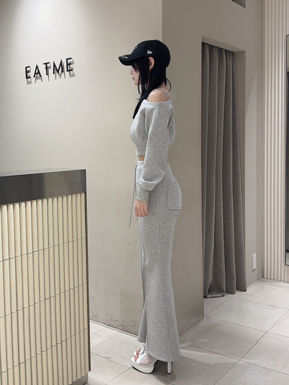 グレー系のその他パンツ、グレー系のスウェット、ホワイト系のブーツを着用したレディースの冬コーディネートの3枚目の写真