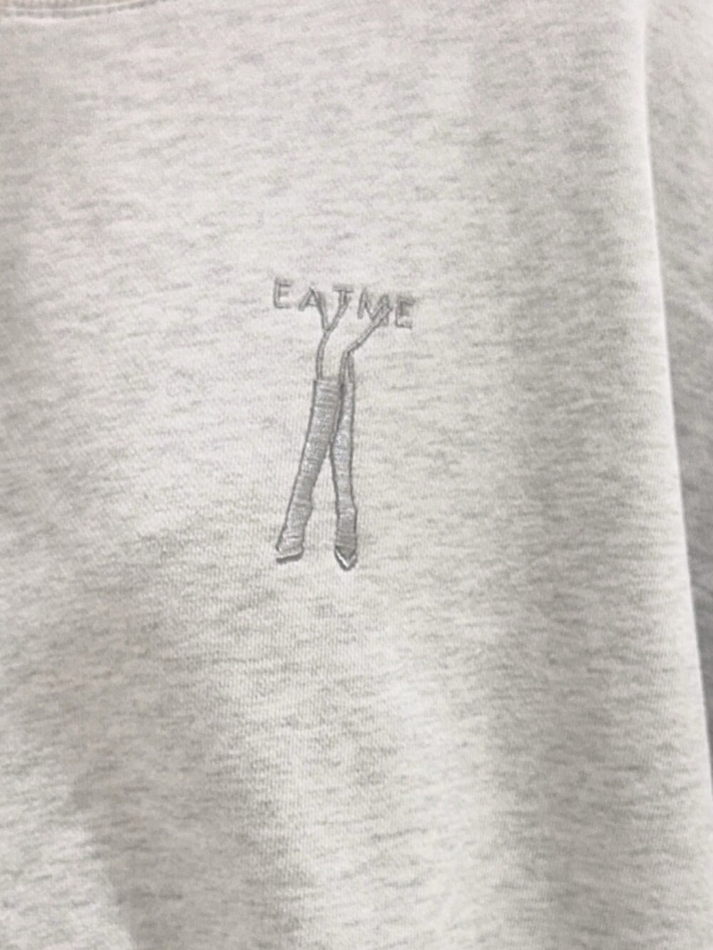 ブラック系のデニムスカート、ブラック系のブーツ、グレー系のスウェットを着用したレディースの秋コーディネートの4枚目の写真