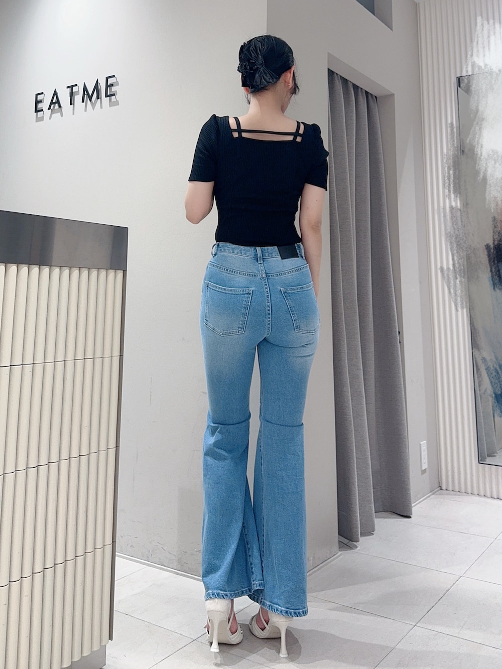 ブラック系のTシャツ/カットソー、ブルー系のデニムパンツ、ホワイト系のサンダルを着用したレディースの夏コーディネートの3枚目の写真