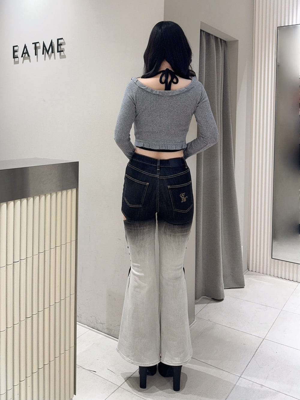 その他のデニムパンツ、グレー系のTシャツ/カットソー、ブラック系のブーツを着用したレディースの冬コーディネートの3枚目の写真