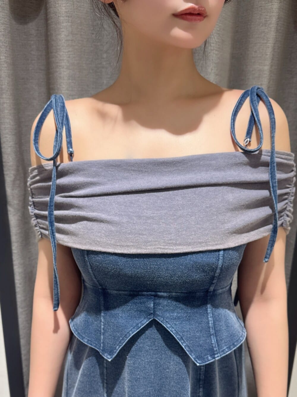 ブラック系のサンダル、ブルー系のワンピース、ブラック系のバレッタ/ヘアクリップを着用したレディースの秋コーディネートの4枚目の写真