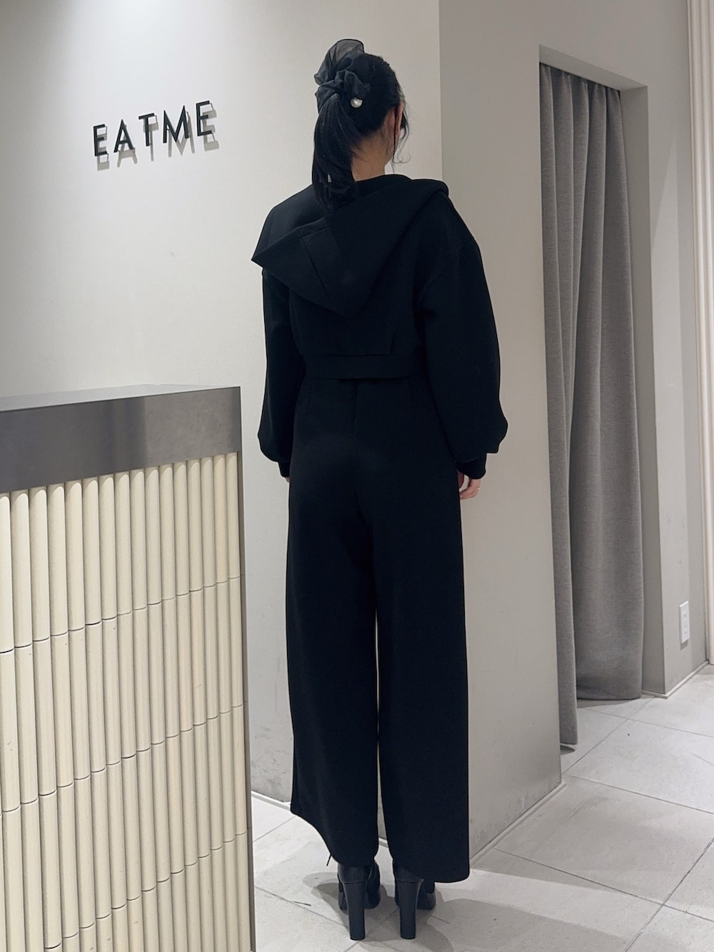 ブラック系のその他パンツ、ホワイト系のニット/セーター、ブラック系のパーカーを着用したレディースの冬コーディネートの3枚目の写真