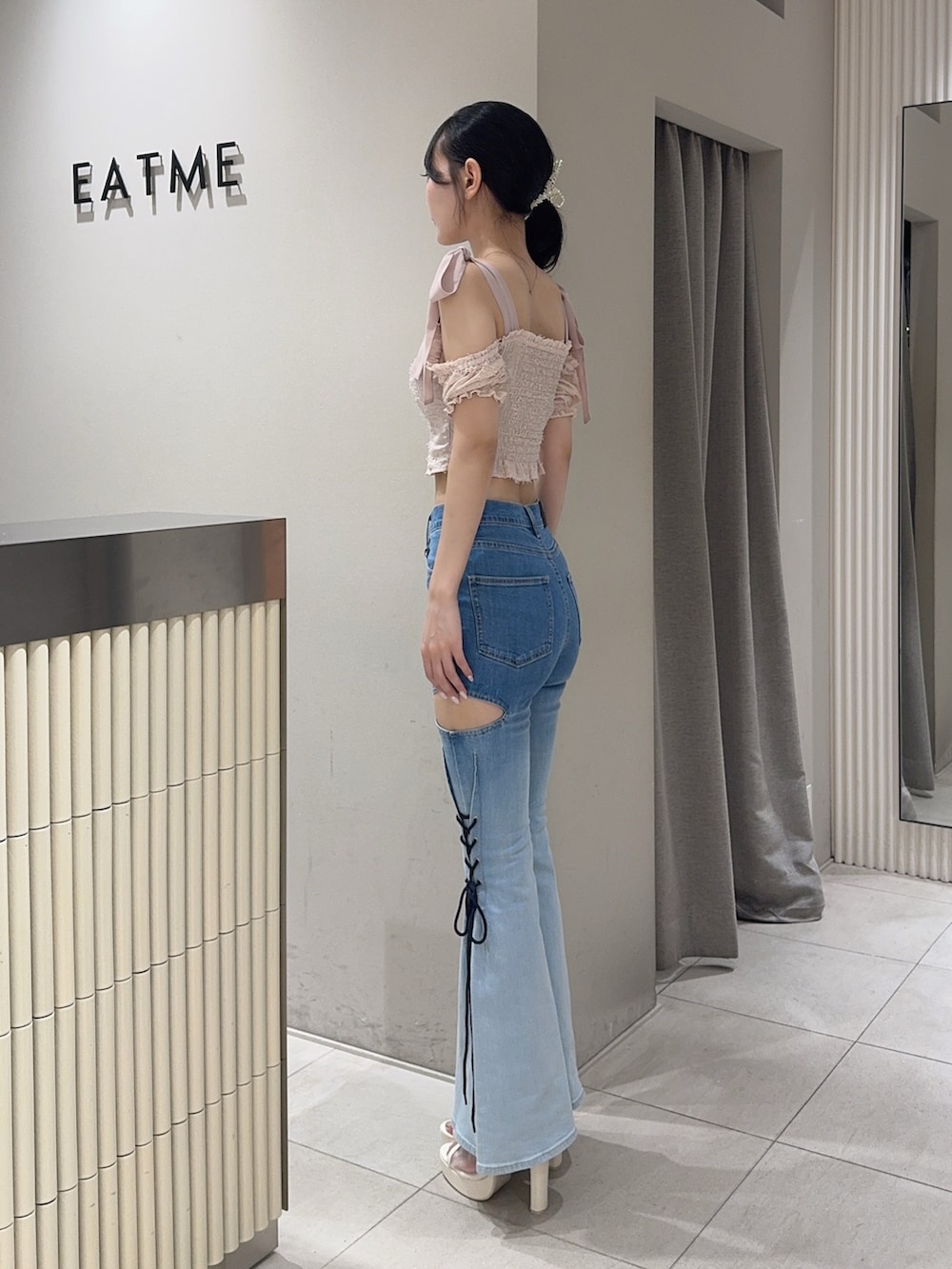 その他のデニムパンツ、ホワイト系のサンダル、ピンク系のシャツ/ブラウスを着用したレディースの夏コーディネートの2枚目の写真