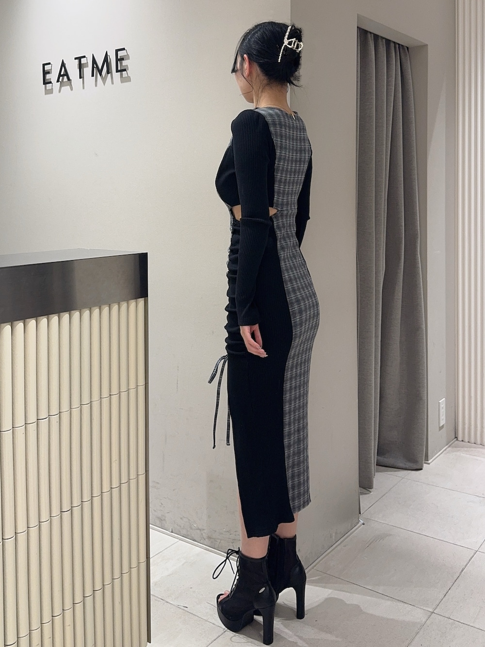 その他のワンピース、ブラック系のブーツ、ゴールド系のネックレスを着用したレディースの冬コーディネートの3枚目の写真