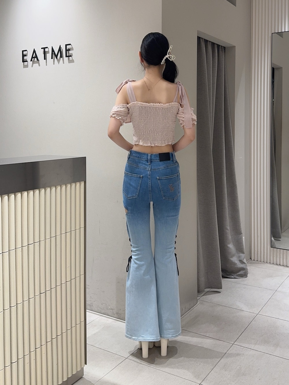 その他のデニムパンツ、ホワイト系のサンダル、ピンク系のシャツ/ブラウスを着用したレディースの夏コーディネートの3枚目の写真