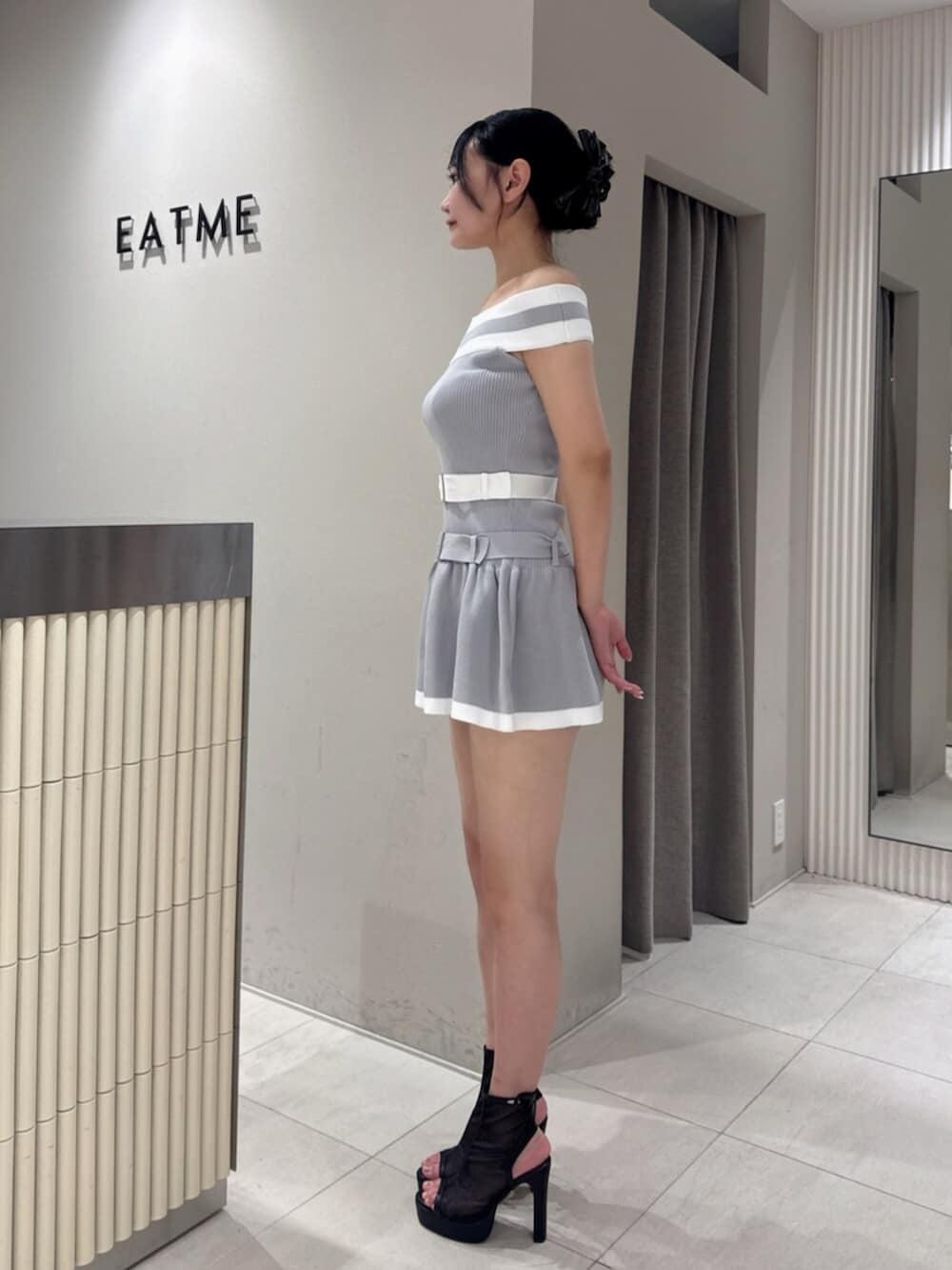 ブラック系のサンダル、グレー系のワンピース、ブラック系のバレッタ/ヘアクリップを着用したレディースの秋コーディネートの2枚目の写真