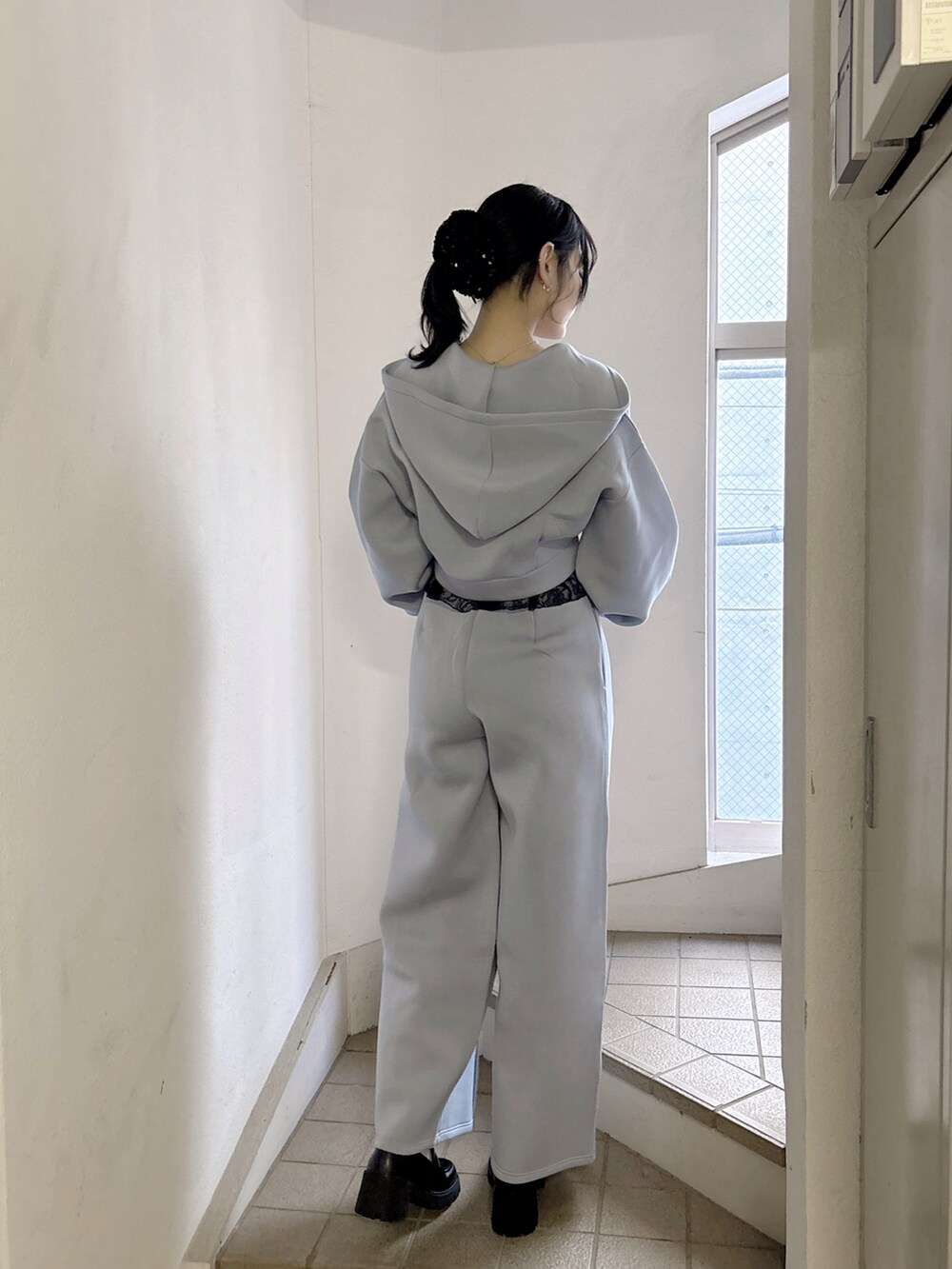 ブルー系のパーカー、ブルー系のその他パンツ、ブラック系のローファーを着用したレディースの冬コーディネートの2枚目の写真