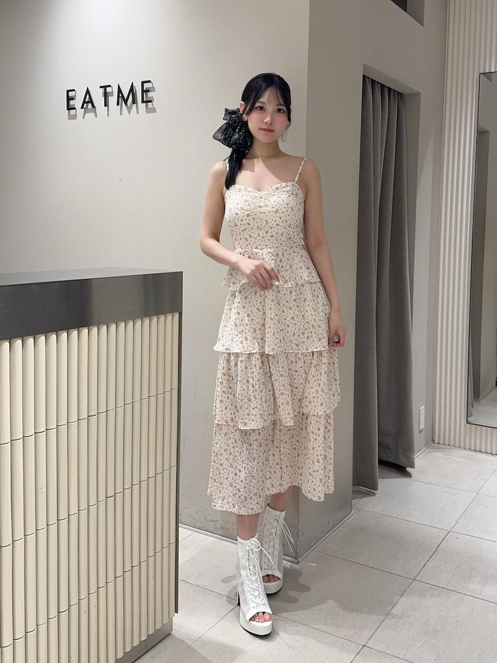 ホワイト系のワンピース、ホワイト系のパーカー、ホワイト系のブーツを着用したレディースの春コーディネートの5枚目の写真