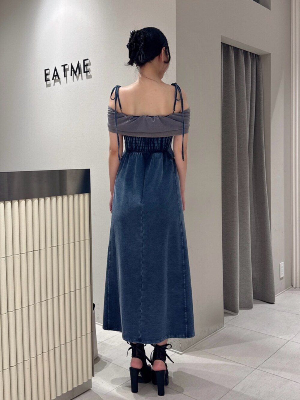 ブラック系のサンダル、ブルー系のワンピース、ブラック系のバレッタ/ヘアクリップを着用したレディースの秋コーディネートの3枚目の写真