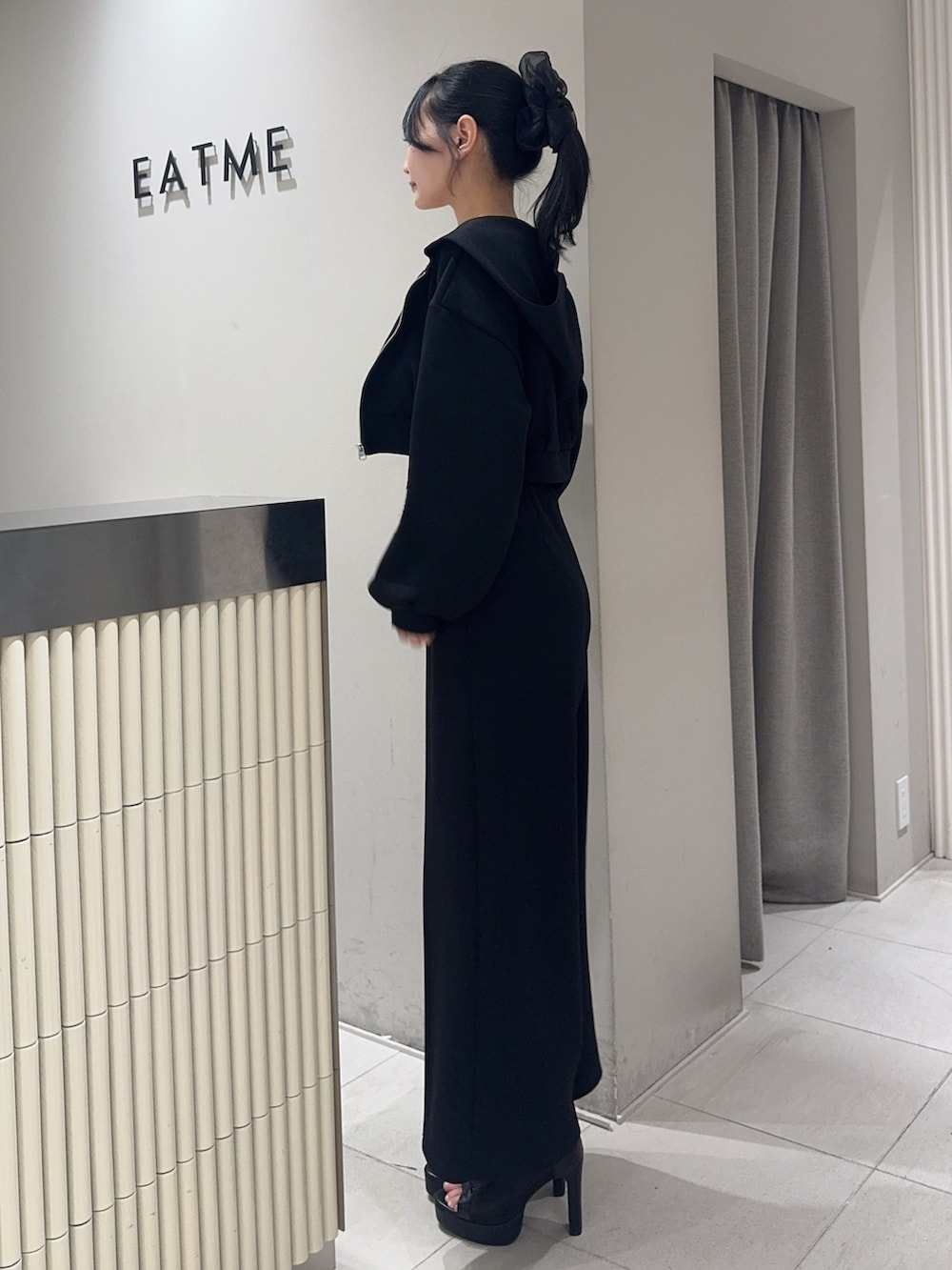 ブラック系のその他パンツ、ホワイト系のニット/セーター、ブラック系のパーカーを着用したレディースの冬コーディネートの2枚目の写真