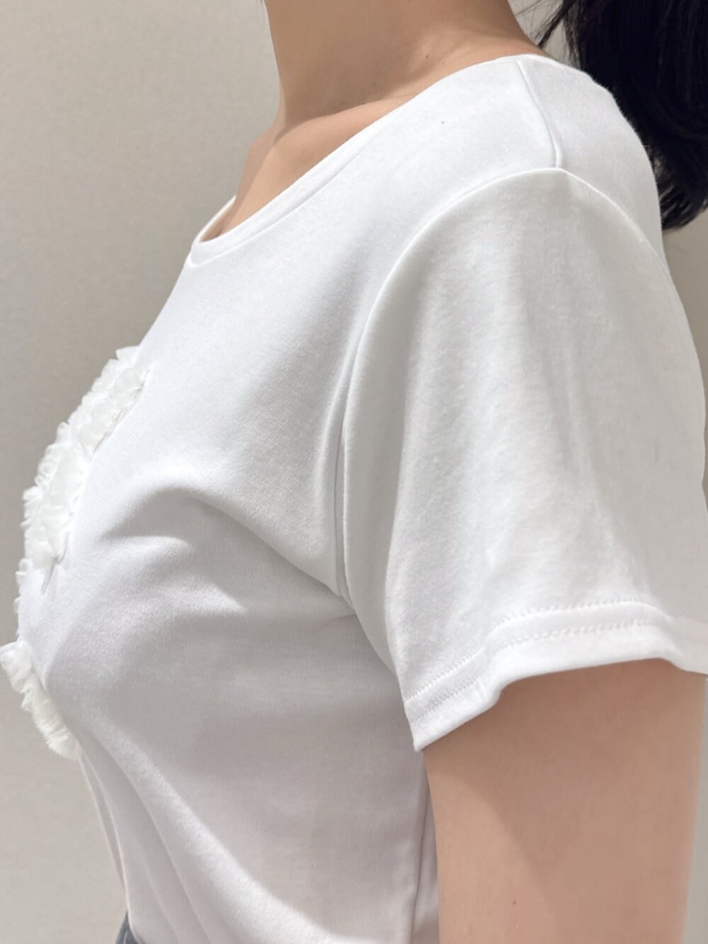 ブラック系のサンダル、ホワイト系のTシャツ/カットソー、ブルー系のデニムスカートを着用したレディースの夏コーディネートの7枚目の写真
