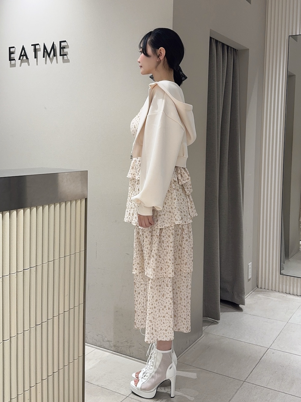 ホワイト系のワンピース、ホワイト系のパーカー、ホワイト系のブーツを着用したレディースの春コーディネートの2枚目の写真